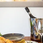 Urban Oasis Six Apts 포르투