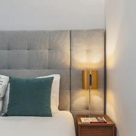 Urban Oasis Six Apts بورتو